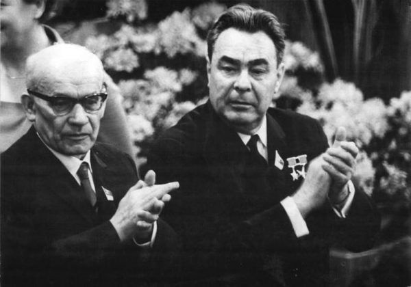 W II połowie lat 60-tych Gomułka zaczął coraz bardziej kłaść nacisk na "właściwe stosunki" z ZSRR. Na zdjęciu Gomułka i Breżniew w NRD w 1967 roku.