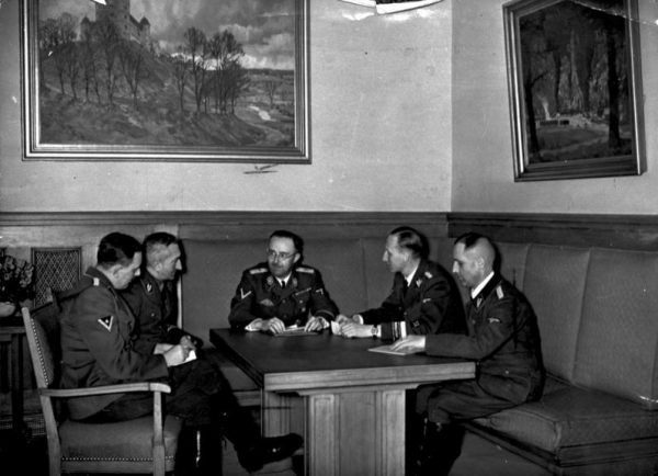 Szef Gestapo Heinrich Müller (pierwszy z prawej) podczas narady kierownictwa niemieckiej policji. Od lewej siedzą: oficer SS Franz Josef Huber, szef Kripo Arthur Nebe, szef SS i policji Heinrich Himmler i szef RSHA Reinhard Heydrich. Czy rzeczywiście Eichmann wykonywał tylko ich polecenia? Zdjęcie wykonano w listopadzie 1939 roku.