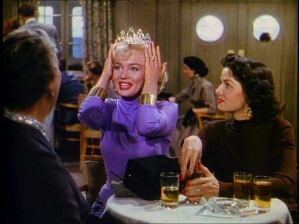 Przed publicznością Monroe nieodmiennie grała słodkie trzpiotki, jej życie prywatne wypełnione było jednak problemami. Kadr z filmu "Mężczyźni wolą blondynki" z 1953 roku.