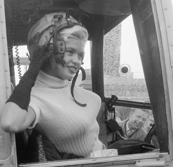 Piękna, inteligentna i... bardzo nieszczęśliwa. Jayne Mansfield w 1957 roku opuszcza Rotterdam helikopterem.