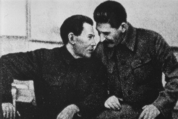 Raporty Jeżowa (z lewej) zawierały tak nieprawdopodobne zarzuty wobec Polaków, że nawet owładnięty paranoją Stalin (z prawej) musiał mitygować szefa NKWD. 