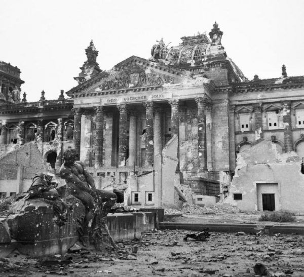 Po przejściu Armii Czerwonej z Berlina pozostały zgliszcza. Na zdjęciu ruiny Reichstagu i okolic.