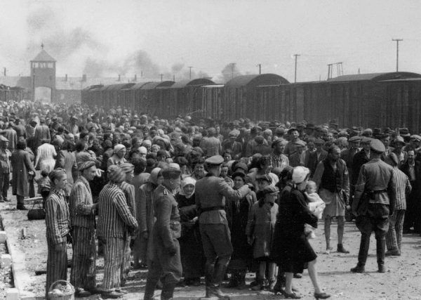 Najczęściej wspominaną zbrodnią Eichmanna jest jego aktywny udział w eksterminacji Żydów węgierskich. Nazistowski zbrodniarz twierdził jednak, że odpowiadał tylko za transport, decyzje zapadały poza nim. Na zdjęciu węgierscy Żydzi w Auschwitz-Birkenau przed wysłaniem do komór gazowych.