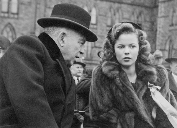 U progu dorosłości Shirley Temple miała za sobą traumę, ojciec przehulał jej pieniądze, a zawarte pospiesznie małżeństwo się rozpadło. Na zdjęciu aktorka w wieku 16 lat, obok premiera Kanady Mackenzie Kinga.