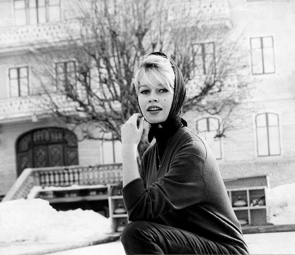 Brigitte Bardot potrafiła oczarować tłumy (fot. domena publiczna).