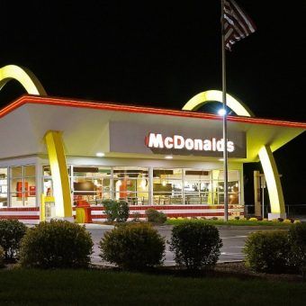 McDonald’s w Saugus, w stanie Massachusetts, w Stanach Zjednoczonych (fot. Anthony92931, lic. CC BY-SA 3.0)