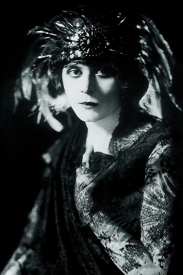 Theda Bara w 1920 roku (fot. domena publiczna).