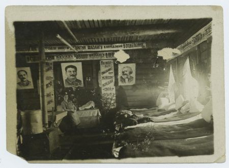Wnętrze baraku w radzieckim łagrze.