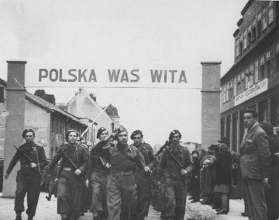 Polacy w Szczecinie w 1945 roku. Aliantom ich obecność była zdecydowanie nie na rękę... Polacy w Szczecinie w 1945 roku. Aliantom ich obecność była zdecydowanie nie na rękę...