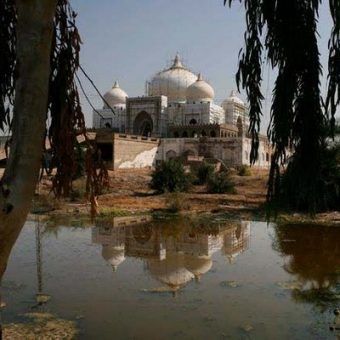 Krajobraz dzisiejszego Sindu. Architektura czerpiąca pełnymi garściami ze sztuki arabskiej. Na zdjęciu mauzoleum rodziny Bhutto (fot. Yazid97; lic. CC ASA 3.0).