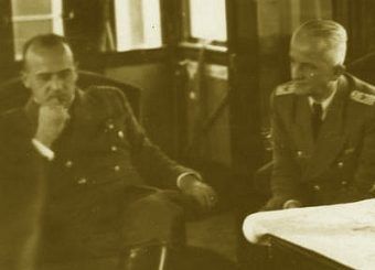 Hans Frank w oknie pociągu... (fot. z lutego 1936 roku; zdjęcie z albumu: Kraków czas okupacji 1939-1945, Muzeum Historyczne Miasta Krakowa, 2010). Generalny gubernator Hans Frank w swojej salonce.