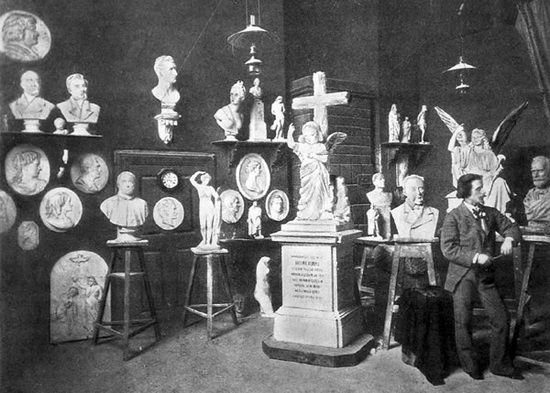 Autorem pięknego nagrobka Abdula Halika Usmiego był znany warszawski artysta i rzeźbiarz Bolesław Syrewicz. Tu widzimy go w jego pracowni na Zamku Królewskim Autorem pięknego nagrobka Abdula Halika Usmiego był znany warszawski artysta i rzeźbiarz Bolesław Syrewicz. Tu widzimy go w jego pracowni na Zamku Królewskim