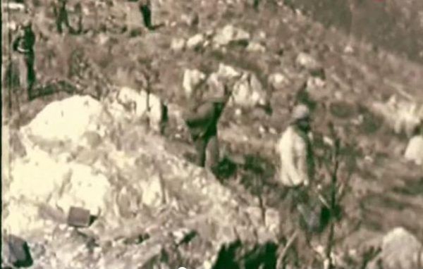 Jeńcy pracowali od świtu do zmierzchu w kamieniołomie - kadr z filmu "Mjatież w Prieispodniej".