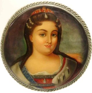 Młoda Katarzyna Wielka (podobizna na rosyjskiej broszy. Źródło: Therussianshop.com).