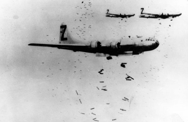  Amerykańskie bombowce B-29 zrzucają swój piekielny ładunek bomb zapalających. Już wkrótce kolejne japońskie miasto stanie w płomieniach.
