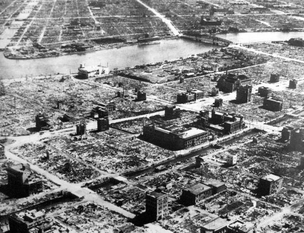 Zdjęcie jednej z tokijskich dzielnic wykonane 10 marca 1945 roku. Widać na nim doskonale skalę zniszczeń, jakie spowodowała gigantyczna burza ogniowa.