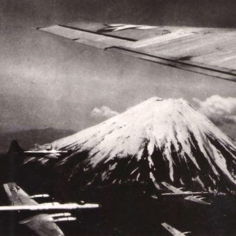 1. Amerykańskie B-29 lecą zbombardować kolejne japońskie miasto. 1. Amerykańskie B-29 lecą zbombardować kolejne japońskie miasto.