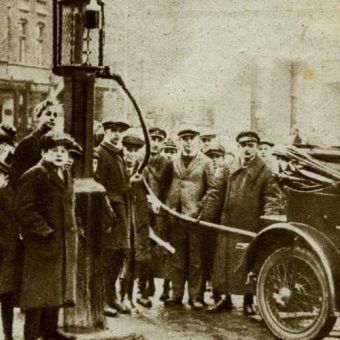 Na początku lat trzydziestych trzeba było zapłacić ponad 80 groszy za litr benzyny. Na zdjęciu pierwsza stacja benzynowa w Polsce, otwarta w 1925 r. przy poznańskim placu Wolności.