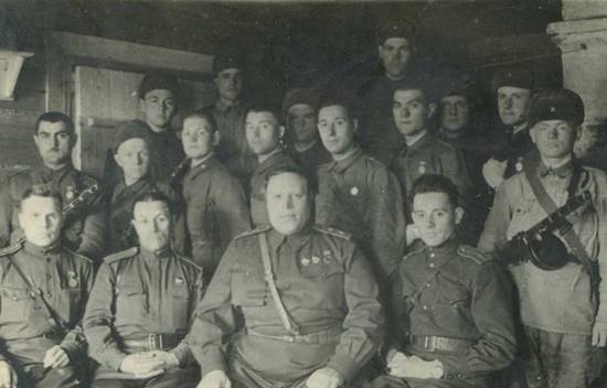 Ważący 160 kg generał Konstantin Gołubiew (siedzi w środku)znacznie bardziej dbał o swój żołądek niż martwił się losami dowodzonej przez siebie 43. Armii.