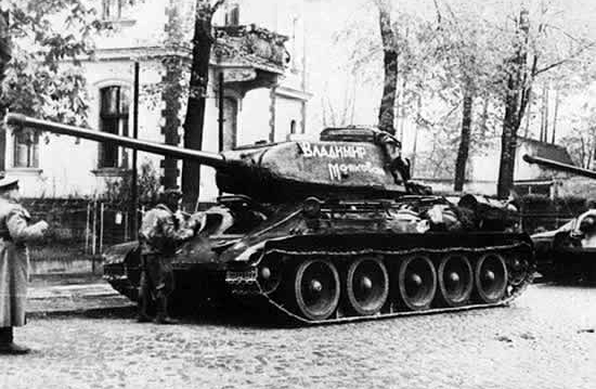 Mimo że T-34 ustępowały pod wieloma względami niemieckim czołgom, to wyprodukowano ich tak wiele, że w ostatecznym rozrachunku ich prosta konstrukcja okazała się kluczem do zwycięstwa. Na zdjęciu T-34 z działem kalibru 85 mm.