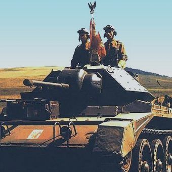Czołgiści 1 Dywizji Pancernej jeszcze w Anglii. Nie mają pojęcia, że za kilka miesięcy będą musieli obawiać się nie tylko Niemców, ale również własnego lotnictwa.