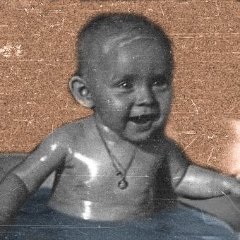 Kiedy wybuchły walki, niemowlęta nie zniknęły cudownym sposobem z Warszawy. Na zdjęciu Elżbieta Wojciechowska w wieku 6 miesięcy. Zdjęcie to wykonał w połowie sierpnia 1944 roku jej ojciec, Edward Wojciechowski, który fotografował powstanie z perspektywy cywila.