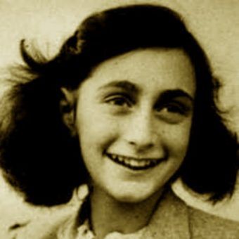 Anne Frank, jedna z najbardziej znanych ofiar nazistowskiej machiny zagłady. Zdjęcie z okładki najnowszego polskiego wydania jej "Dziennika" (Znak Horyzont 2015). Anne Frank, jedna z najbardziej znanych ofiar nazistowskiej machiny zagłady. Zdjęcie z okładki najnowszego polskiego wydania jej "Dziennika" (Znak Horyzont 2015).