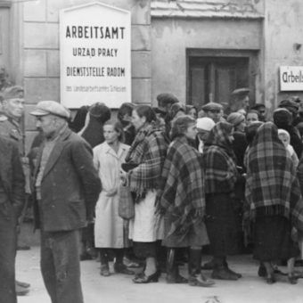 Przed Arbeitsamtem.