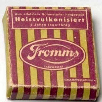 Opakowanie prezerwatyw Fromms. Zdjęcie pochodzi książki Götza Aly'ego i Michaela Sontheimer, Frommsa. "How Julius Fromm’s Condom Empire Fell to the Nazis", Other Press 2009.
