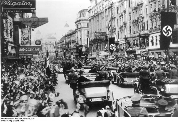 Tak Austriacy witali wojska niemieckie w Wiedniu w marcu 1938 roku (fot. Bundesarchiv, Bild 146-1985-083-10 / CC-BY-SA).