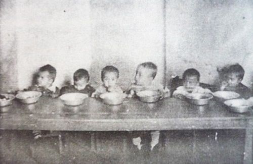 Dzieci podczas posiłku w łagrowym sierocińcu (fot. domena publiczna).
