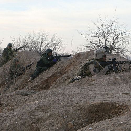 Amerykańska armia w Afganistanie. Czy odbijają właśnie porwane dziecko? (źródło: domena publiczna)