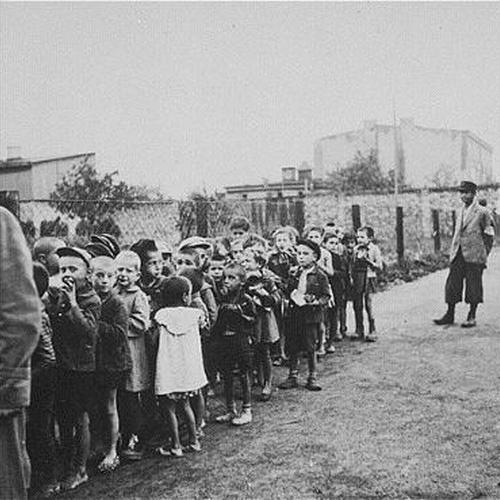 Dzieci z łódzkiego getta, oczekujące na transport do obozu w Chełmnie. Może i wśród nich był zapomniany kronikarz zagłady? (źródło: domena publiczna)