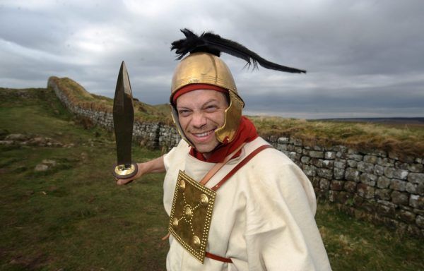 Ben Kane na Murze Hadriana (fot. North News and Pictures).