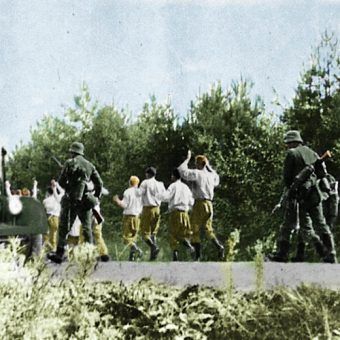 Polscy jeńcy pod niemiecką eskortą. Zdjęcie z książki Jochena Böhlera pt. „Najazd 1939. Niemcy przeciw Polsce”.