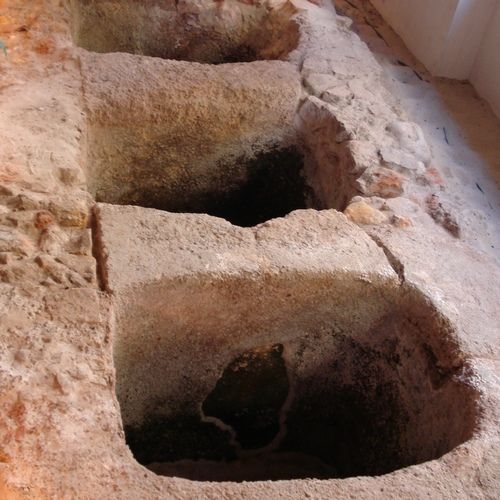 Rzymski kibel? Nie, to miejsce przygotowywania garum (fot. Igiul, CC BY 3.0). Rzymski kibel? Nie, to miejsce przygotowywania garum (fot. Igiul, CC BY 3.0).