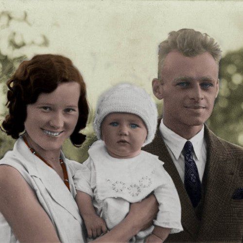 Witold Pilecki z żoną Marią i synkiem Andrzejem. Zdjęcie z 1933 roku (źródło: archiwum prywatne Andrzeja Pileckiego; koloryzacja: RK).