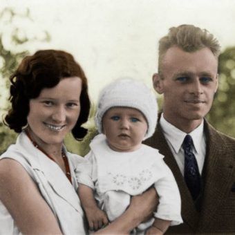 Witold Pilecki z żoną Marią i synkiem Andrzejem. Zdjęcie z 1933 roku (źródło: archiwum prywatne Andrzeja Pileckiego; koloryzacja: RK). Witold Pilecki z żoną Marią i synkiem Andrzejem. Zdjęcie z 1933 roku (źródło: archiwum prywatne Andrzeja Pileckiego; koloryzacja: RK).