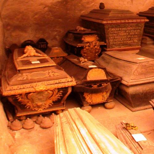 Trumny, trumienki... a może w którejś z nich była kiedyś wieprzowinka (fot. Riggwelter, lic. CC BY-SA 3.0). Trumny, trumienki... a może w którejś z nich była kiedyś wieprzowinka (fot. Riggwelter, lic. CC BY-SA 3.0).