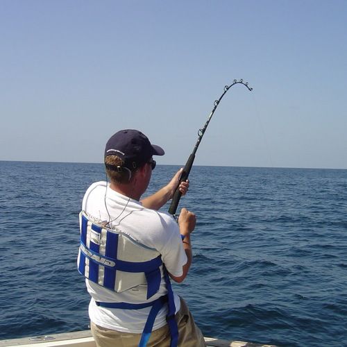 Zwykła chwila wytchnienia nad wedką czy pretekst do podglądania konkurentów? (fot. Lsuff, lic. CC BY-SA 3.0). Zwykła chwila wytchnienia nad wedką czy pretekst do podglądania konkurentów? (fot. Lsuff, lic. CC BY-SA 3.0).