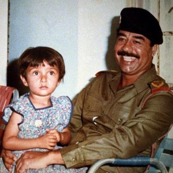 Saddam Husajn, krwawy dyktator i marny ojciec w jednej osobie. Zdjęcie z książki "Dzieci dyktatorów". Saddam Husajn, krwawy dyktator i marny ojciec w jednej osobie. Zdjęcie z książki "Dzieci dyktatorów".