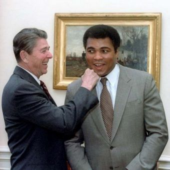Prezydent Reagan "boksuje się" z Mohammadem Alim (zdjęcie pochodz z Ronald Reagan Library, domena publiczna). Prezydent Reagan "boksuje się" z Mohammadem Alim (zdjęcie pochodz z Ronald Reagan Library, domena publiczna).