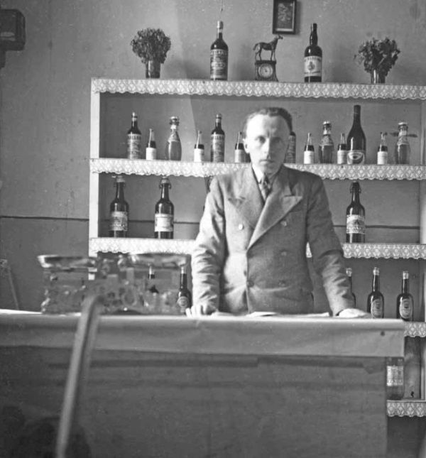 Każde miejsce było dobre, by pić bimber (fot. z książki „Okupacja od kuchni”). Każde miejsce było dobre, by pić bimber (fot. z książki „Okupacja od kuchni”).