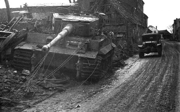 Tygrys, który zniszczył pierwszy czołg M26 Pershing w czasie II wojny światowej, po czym utknął w gruzowisku (fot. Elmer Gray, U.S. Army, domena publiczna).