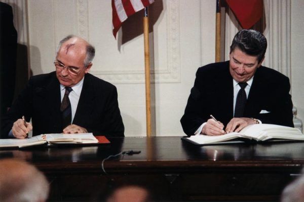Ronald Reagan - on wiedział, jak wykorzystać "Gwiezdne wojny" w polityce zagranicznej. Podpisanie przez Reagana i Gorbaczowa traktatu INF w 1987 roku (źródło: domena publiczna). Ronald Reagan - on wiedział, jak wykorzystać "Gwiezdne wojny" w polityce zagranicznej. Podpisanie przez Reagana i Gorbaczowa traktatu INF w 1987 roku (źródło: domena publiczna).