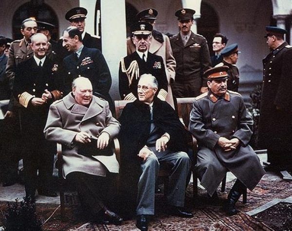 Umiejętnie używając "Gwiezdnych wojen" zmieniono postrzeganie Józefa Stalina - z dobrotliwego "Uncle Joe" stał się przywódcą "Imperium zła" (zdjęcie z konferencji w Jałcie, domena publiczna). Umiejętnie używając "Gwiezdnych wojen" zmieniono postrzeganie Józefa Stalina - z dobrotliwego "Uncle Joe" stał się przywódcą "Imperium zła" (zdjęcie z konferencji w Jałcie, domena publiczna).v