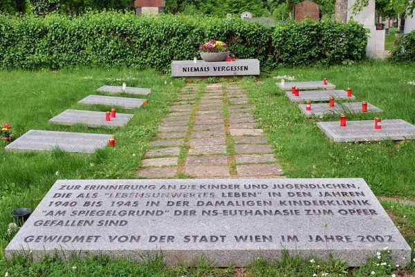 W klinice Spiegelgrund zamordowano co najmniej 789 dzieci. Wiele z nich miał na swoim sumieniu dr Heinrich Gross (fot. Haeferl; lic. CC BY-SA 3.0). W klinice Spiegelgrund zamordowano co najmniej 789 dzieci. Wiele z nich miał na swoim sumieniu dr Heinrich Gross (fot. Haeferl; lic. CC BY-SA 3.0).