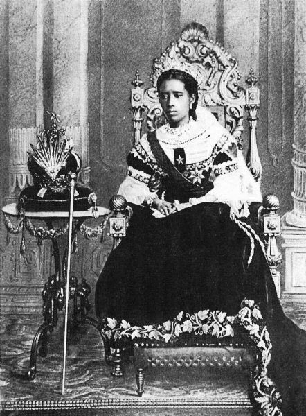 Królowa Ranavalona III na tronie (źródło: domena publiczna). Królowa Ranavalona III na tronie (źródło: domena publiczna).