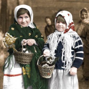 Dwie dziewczynki z koszyczkami ze święconką (1937). W czasie okupacji tak obficie wypełnione koszyczki należały do rzadkości (źródło: domena publiczna; koloryzacja: Rafał Kuzak). Dwie dziewczynki z koszyczkami ze święconką (1937). W czasie okupacji tak obficie wypełnione koszyczki należały do rzadkości (źródło: domena publiczna; koloryzacja: Rafał Kuzak).