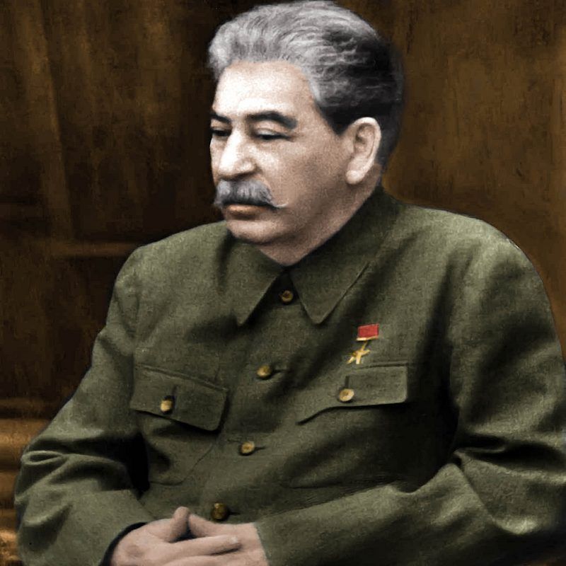 Stary i schorowany Stalin na fotografii wykonanej cztery miesiące przed jego śmiercią. Zdjęcie z książki „Stalin. Nowa biografia” (Znak Horyzont 2016). Koloryzacja: Rafał Kuzak.